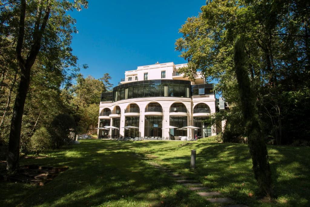Le Pavillon, Hotel in Charbonnieres Les Bains