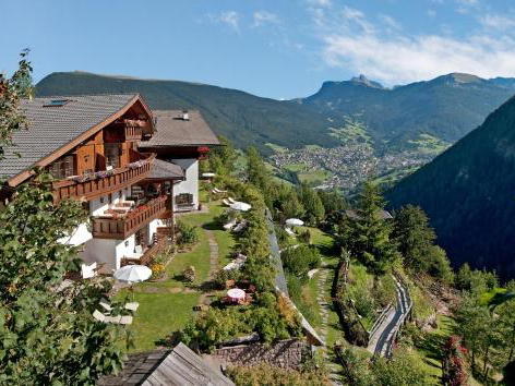 Charme Hotel Uhrerhof Dëur, Ortisei, Italy
