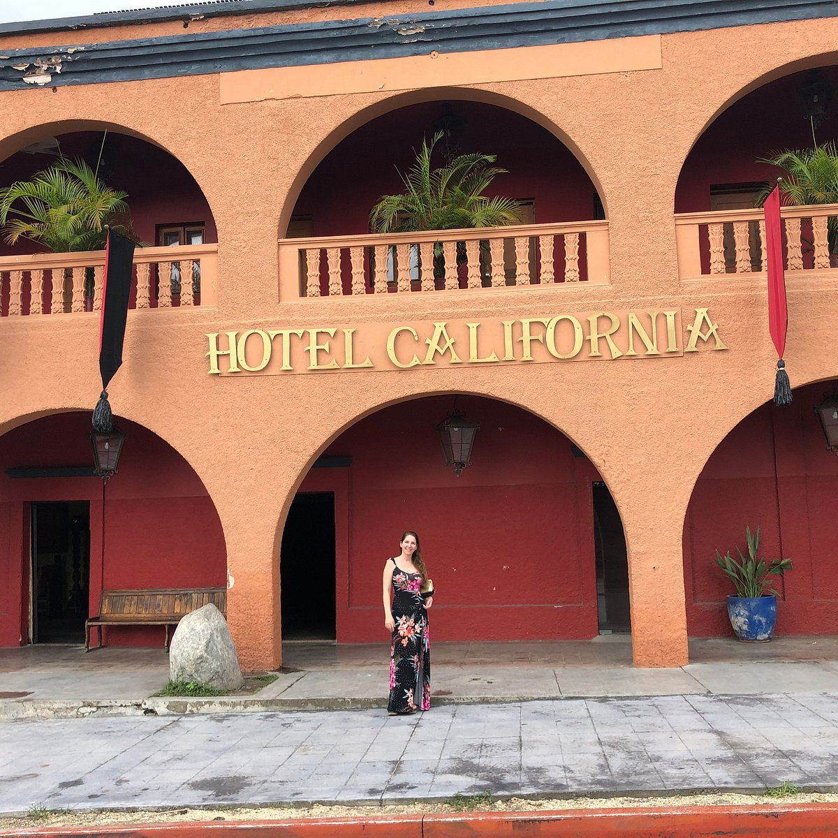 Hotel California, Hotel in Todos Los Santos