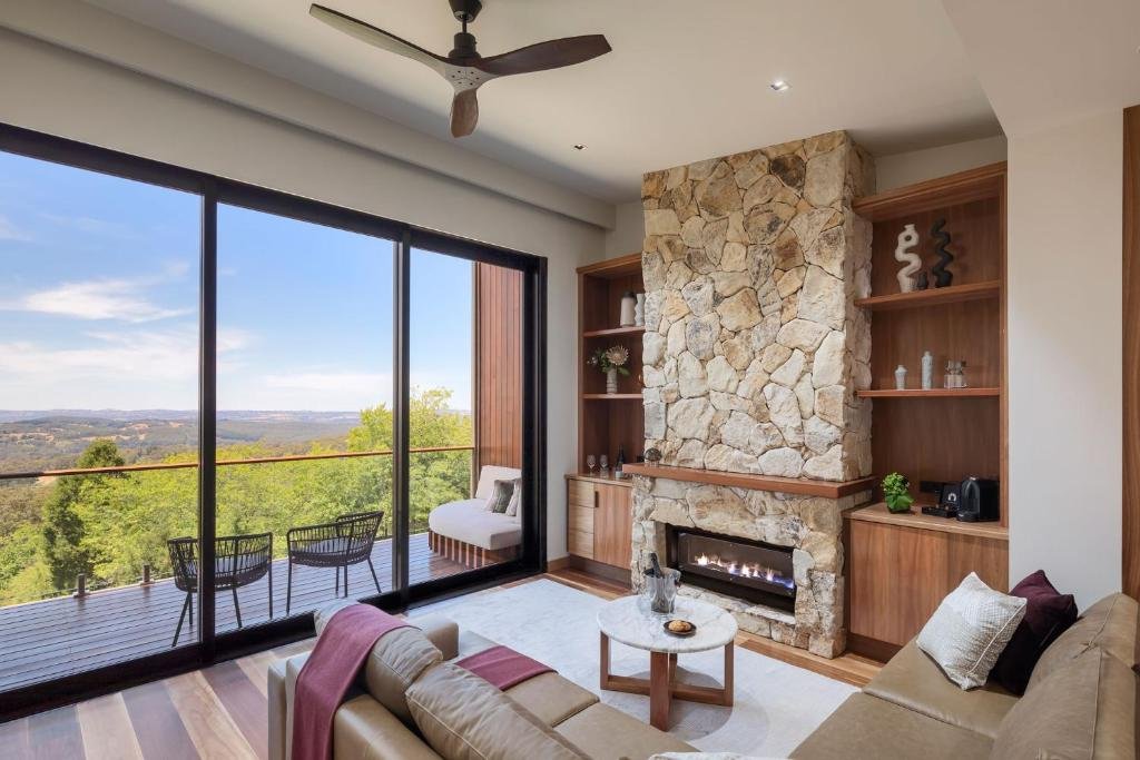 Sequoia Lodge hotel in Crafers, Australia