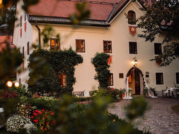 Kendov Dvorec, Spodnja Idrija, Slovenia