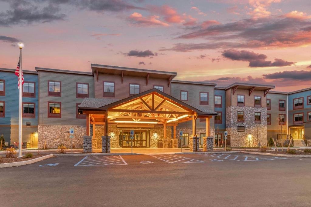 Cambria Hotel Lake Placid – Lakeside Resort