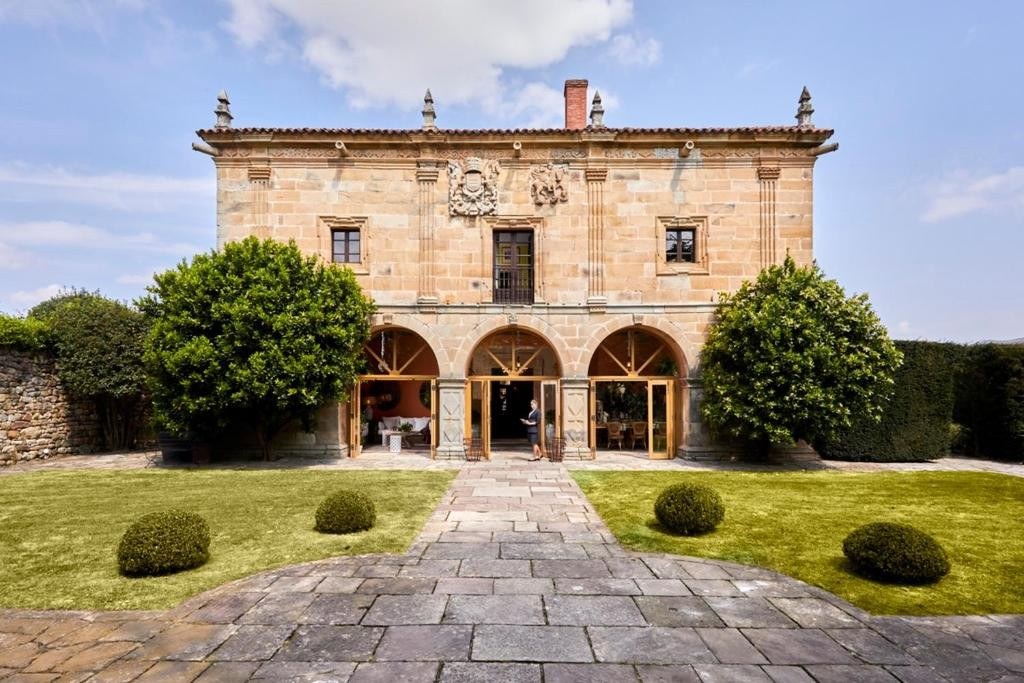 Helguera Palacio Boutique & Antique, Santander, Spain