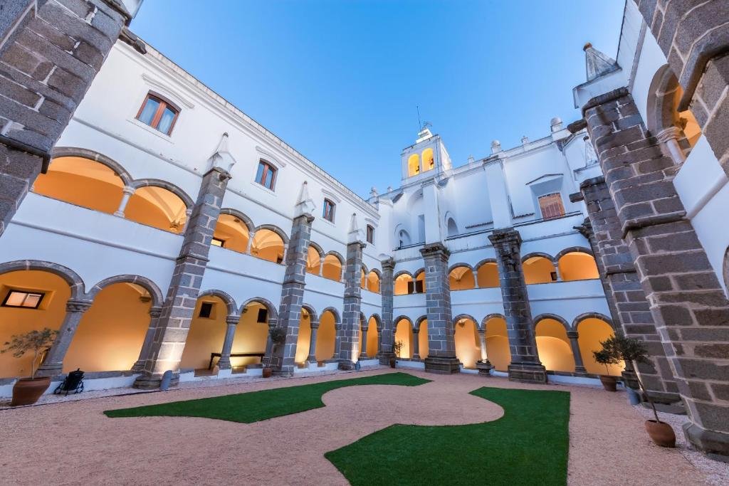 Convento do Espinheiro Hotel