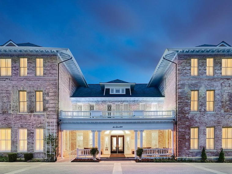 Inn at Carnall Hall, Fayetteville, United States