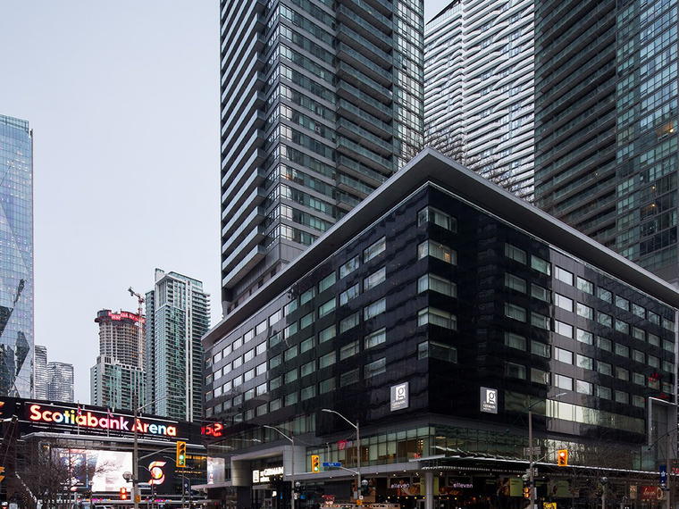 Le Germain Hotel Maple Leaf Square Toronto, Toronto, Canada