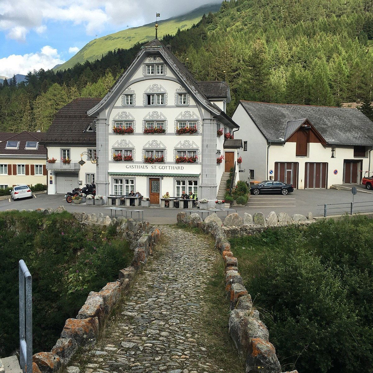 Gotthardbahntunnel, Hotel in Hospental