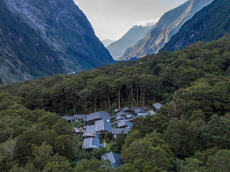 Pompolona Lodge - Ultimate Hikes, Fiordland National Park, New Zealand