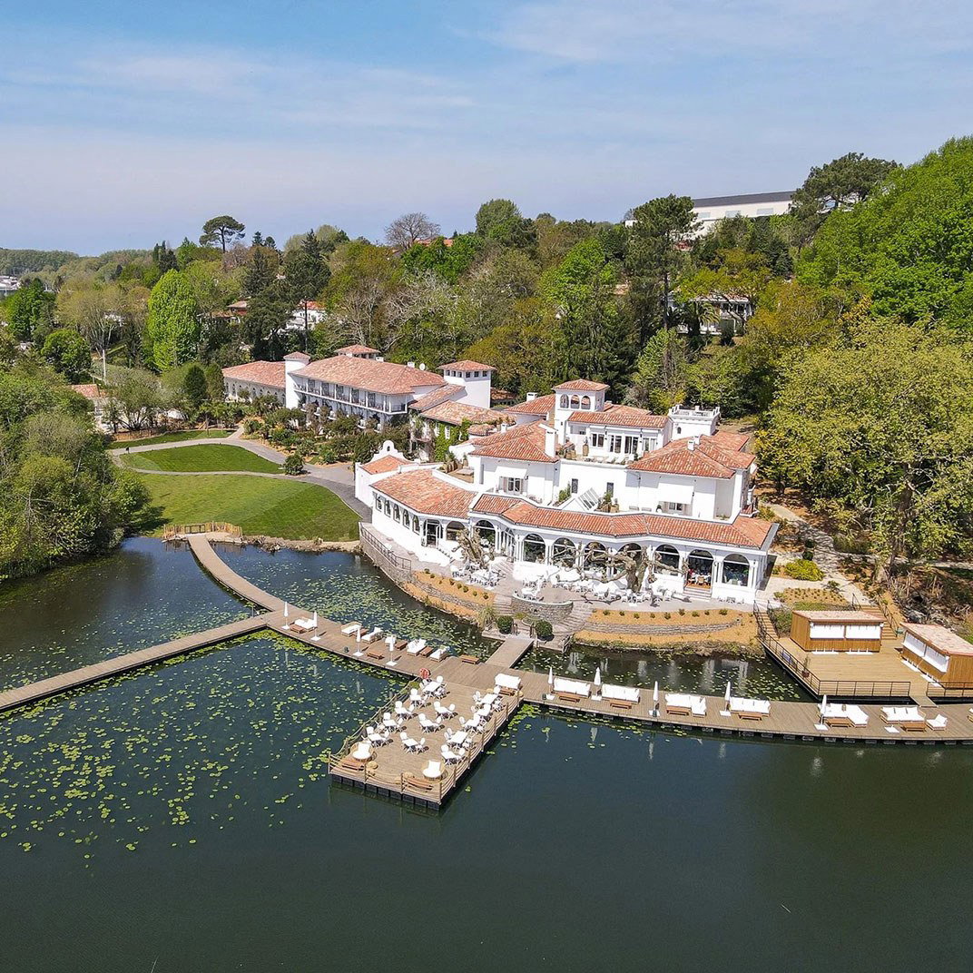 Brindos, Lac & Château