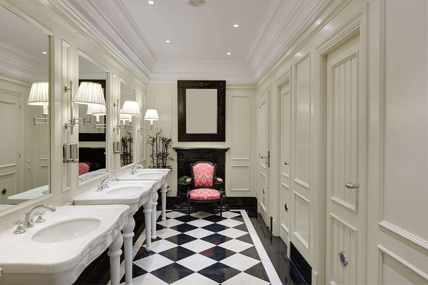 Classic black and white bathroom at Hotel de Londres y de Inglaterra