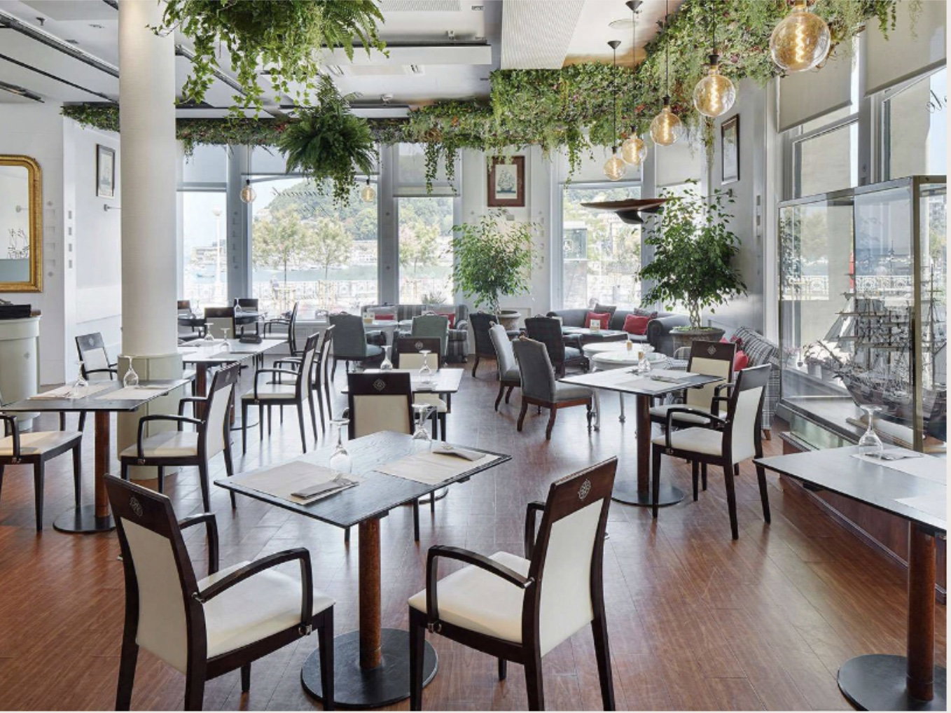 Renovated Bistró dining room at Hotel de Londres y de Inglaterra