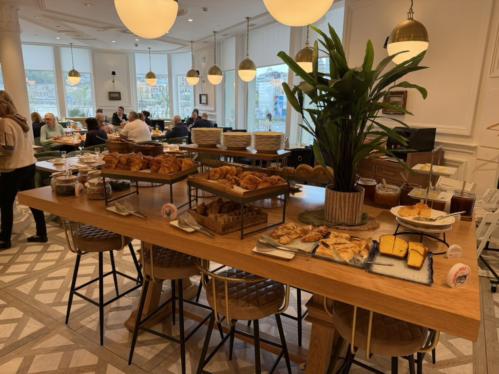 Breakfast pastry table and bright dining room at Hotel de Londres y de Inglaterra