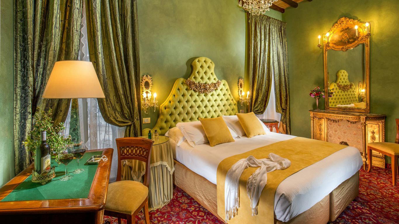 Campo de Fiori Suits, Rome, Italy