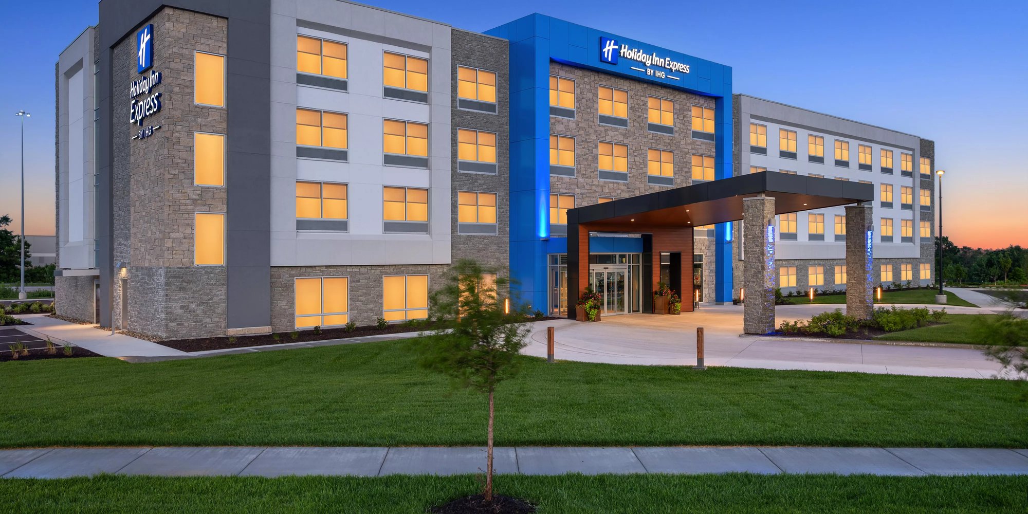 Holiday Inn Express & Suites BlueHawk