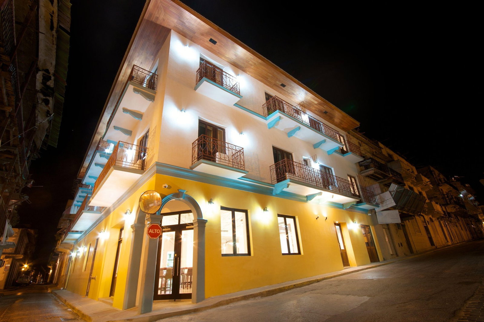 Tántalo Hotel / Kitchen / Roofbar, Panama City, Panama
