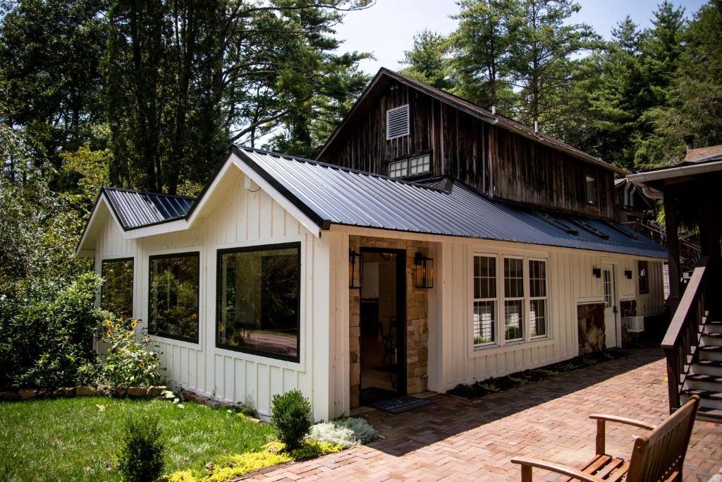 Outpost Inn, Highlands, United States
