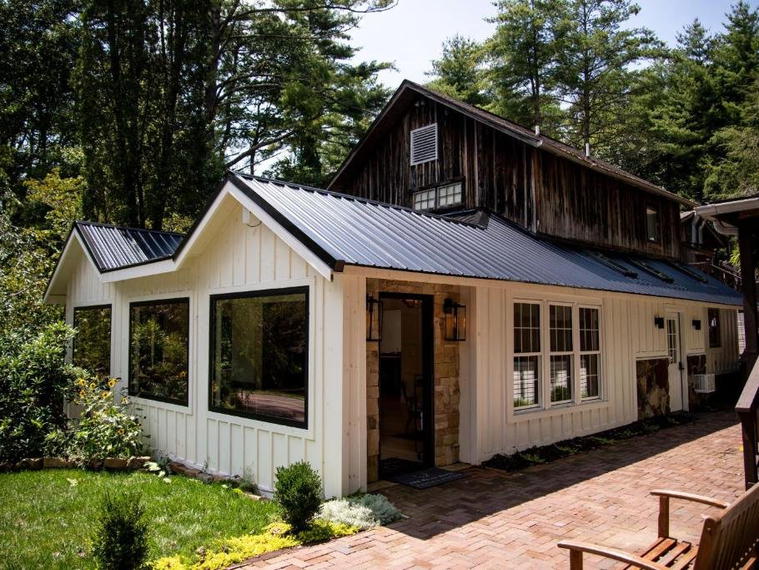 Outpost Inn, Highlands, United States