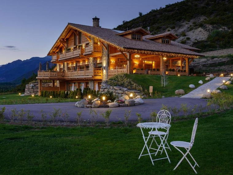 HOTEL & CHALET VIÑAS DE LÁRREDE, Huesca, Spain