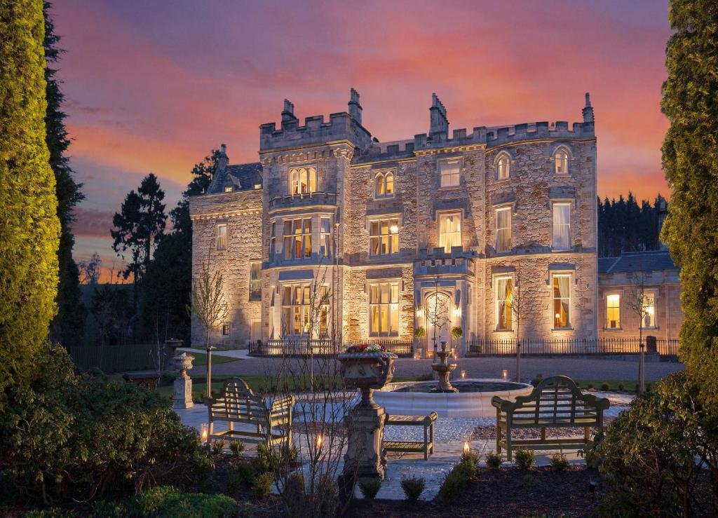 Crossbasket Castle hotel in High Blantyre, United Kingdom