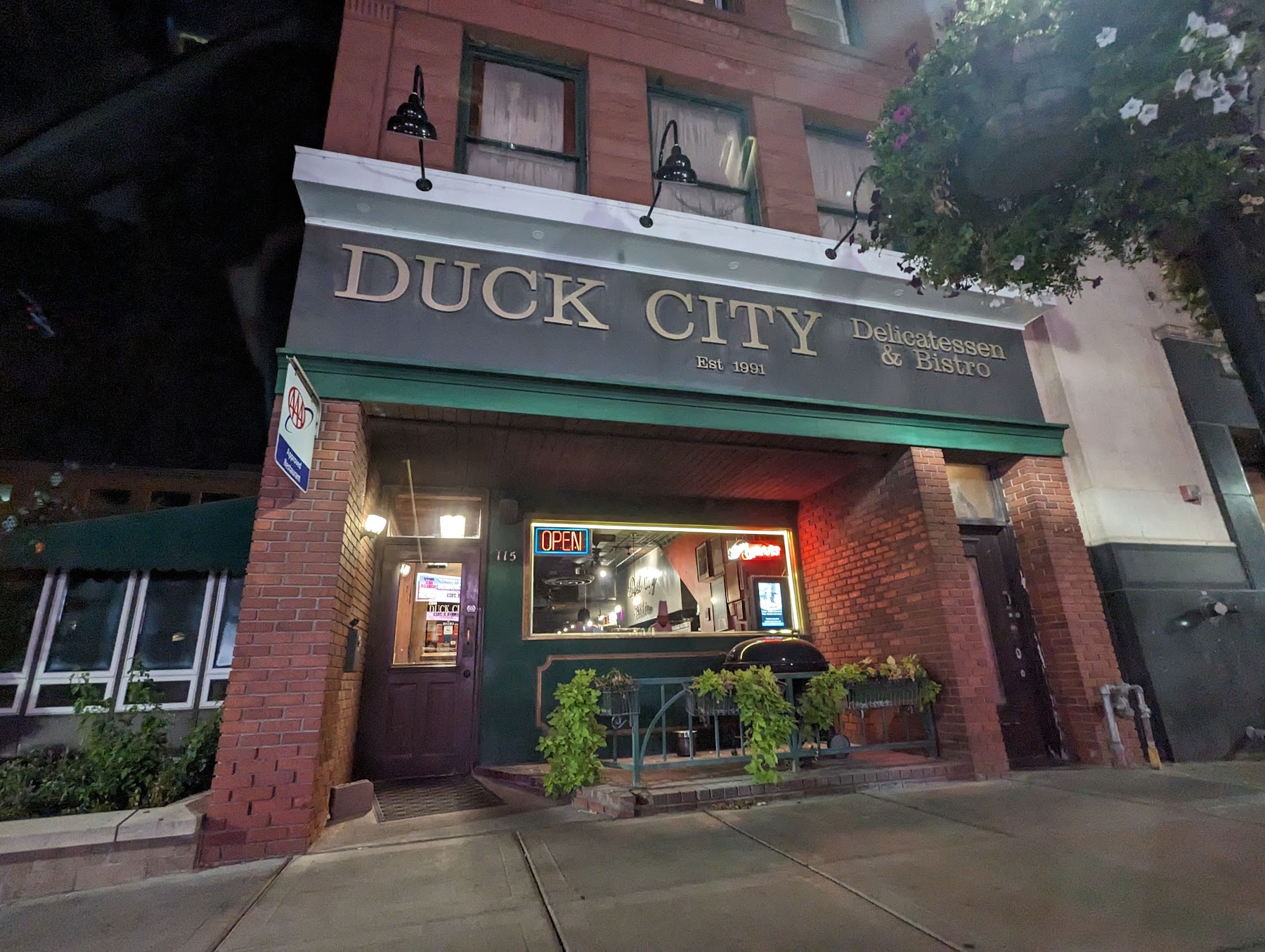 Duck City Bistro bar in Davenport