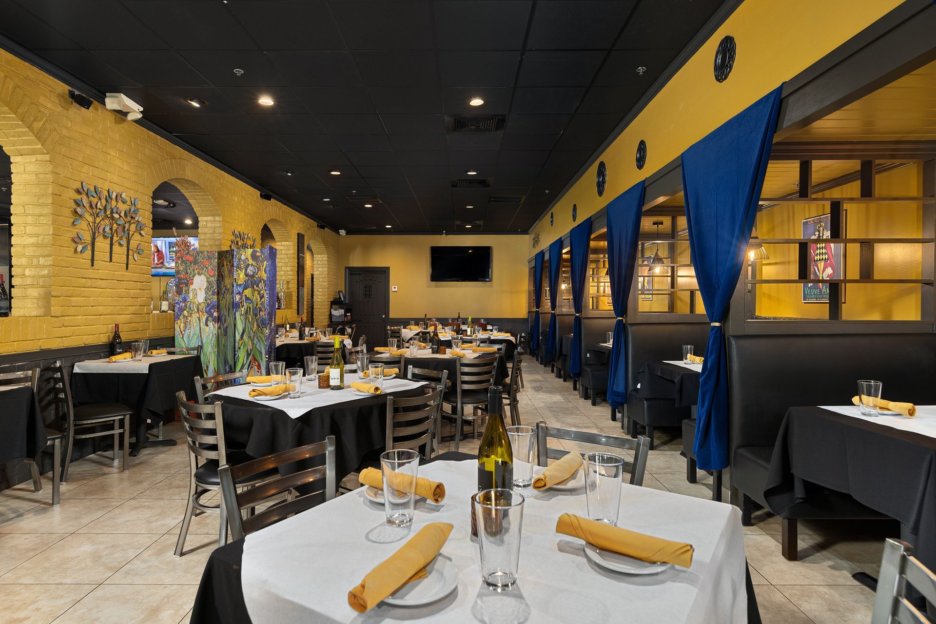 Tavolo Wine Bar & Tuscan Grille Smithfield bar in Smithfield