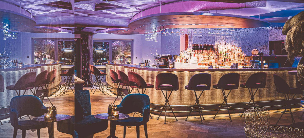 Glocke. Die Bar.