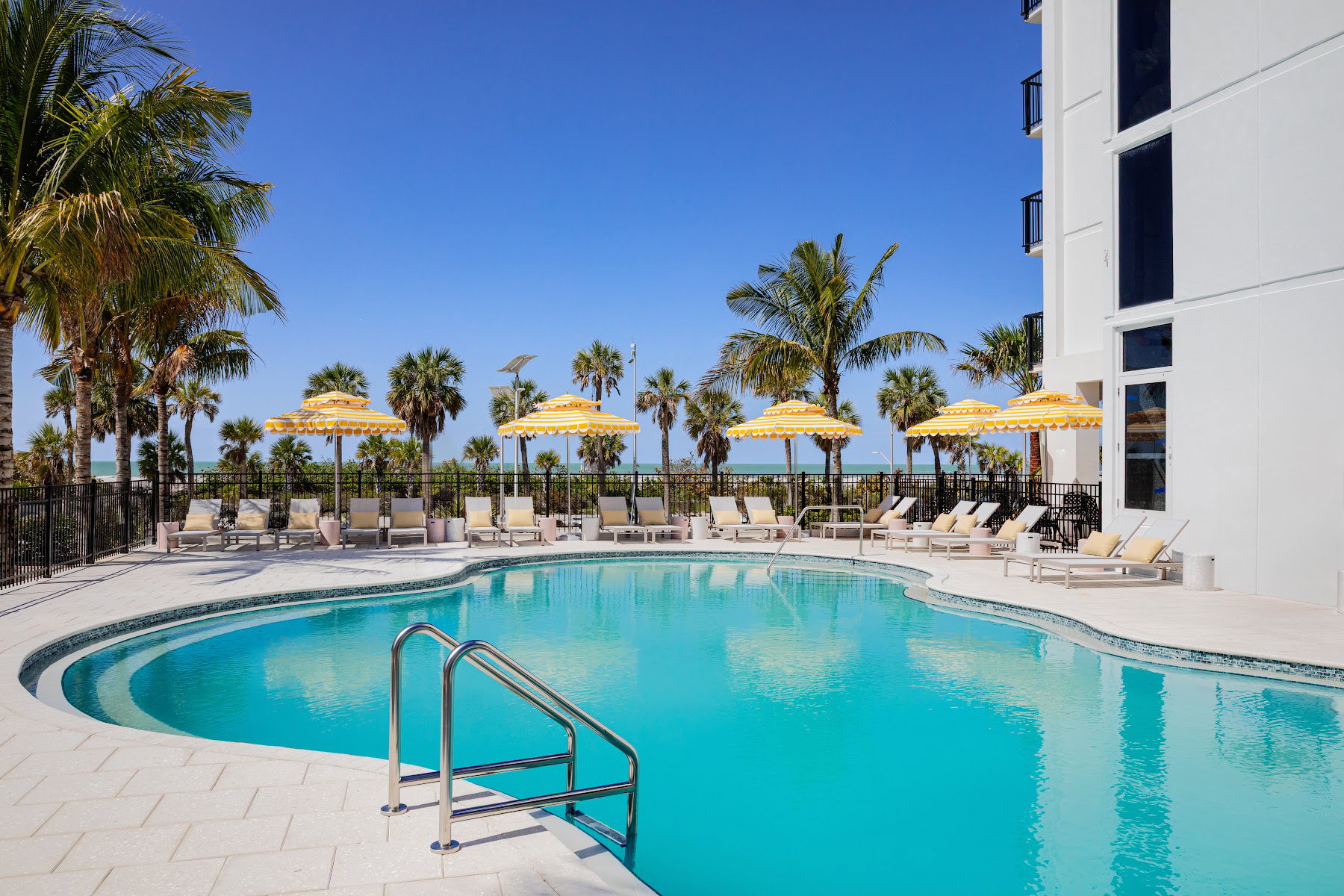 Cirque St. Armands Beachside