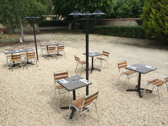 Au Fil du Zinc restaurant in Chablis, France