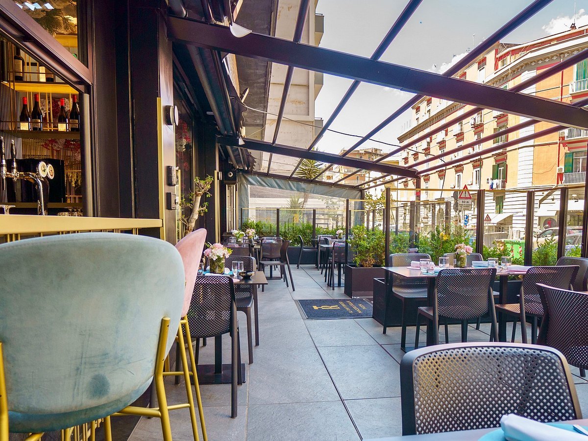 Luminist Cafè Bistrot restaurant in Naples, Italy