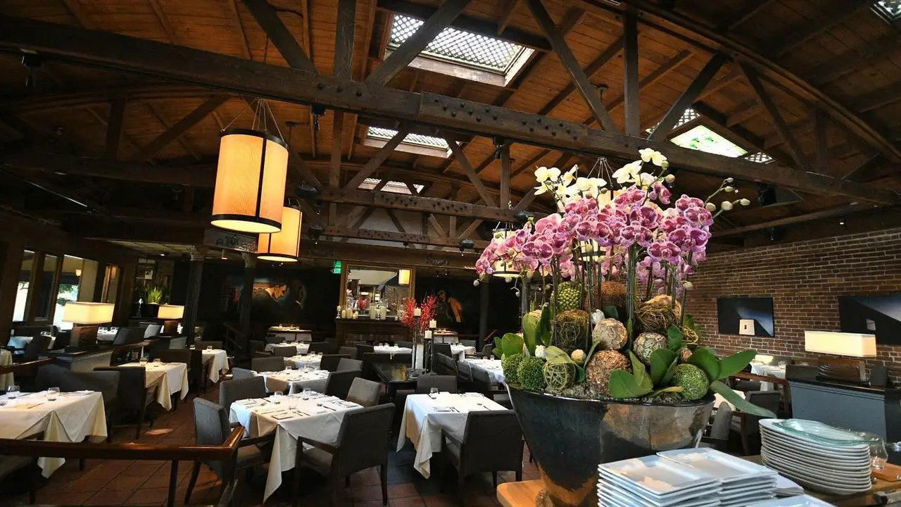 Parkway Grill, Restaurant in Los Angeles