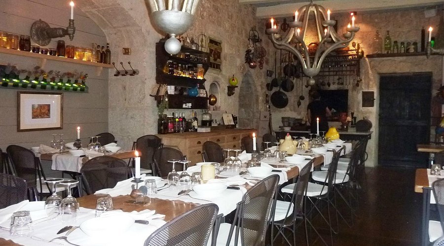 L'Auberge de la Poule d'Or restaurant in Puymirol, France