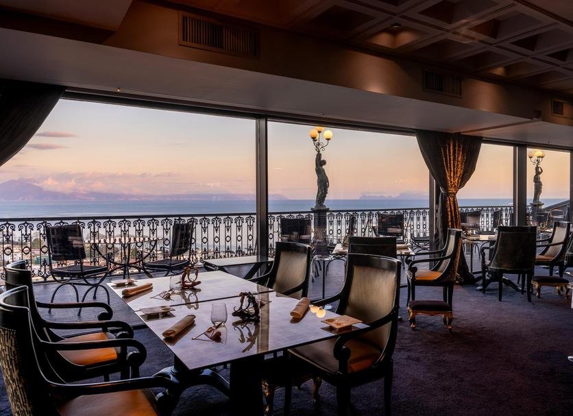 Grand Hotel Parker's restaurant in Naples