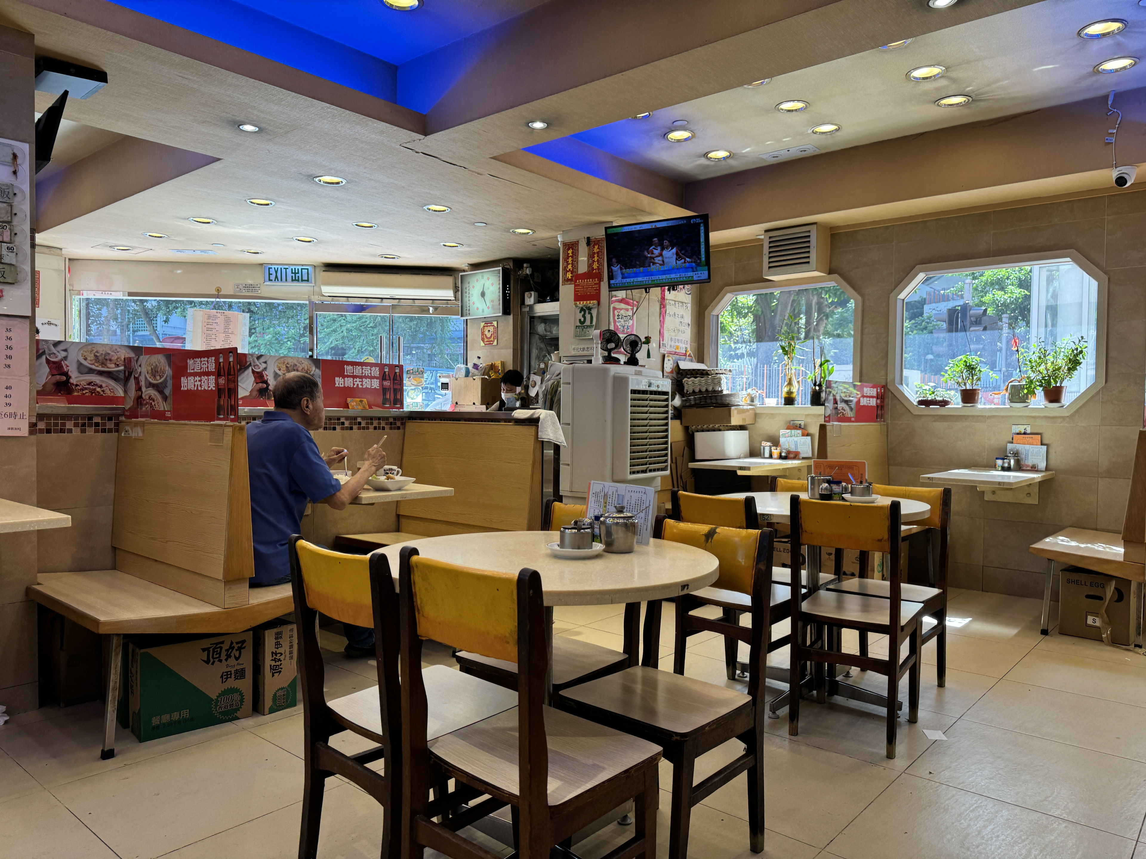 Racines Hong Kong, Restaurant in Hong Kong