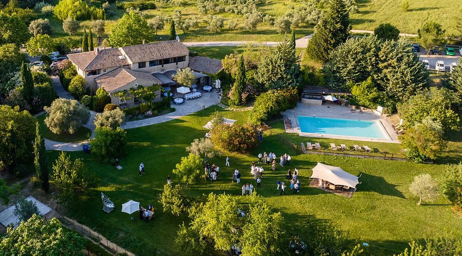 Auberge La Fenière hotel in Cadenet, France