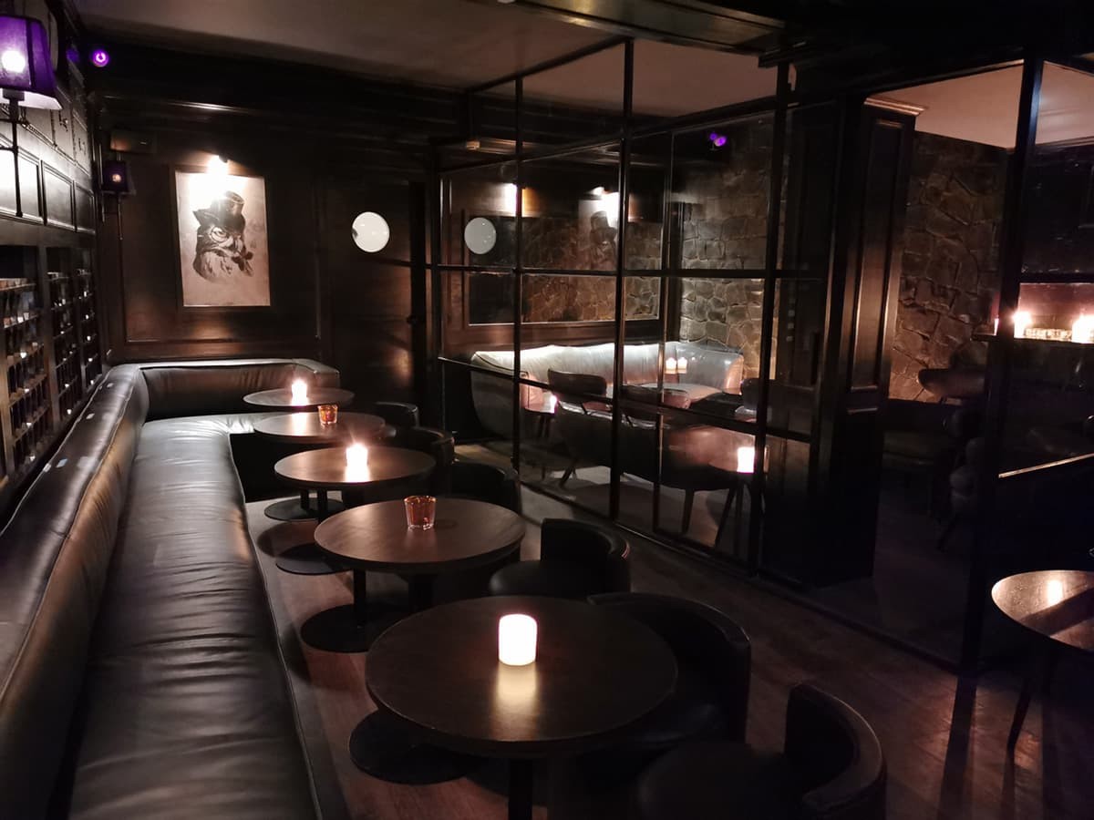 Hoots' bar in New Delhi, India