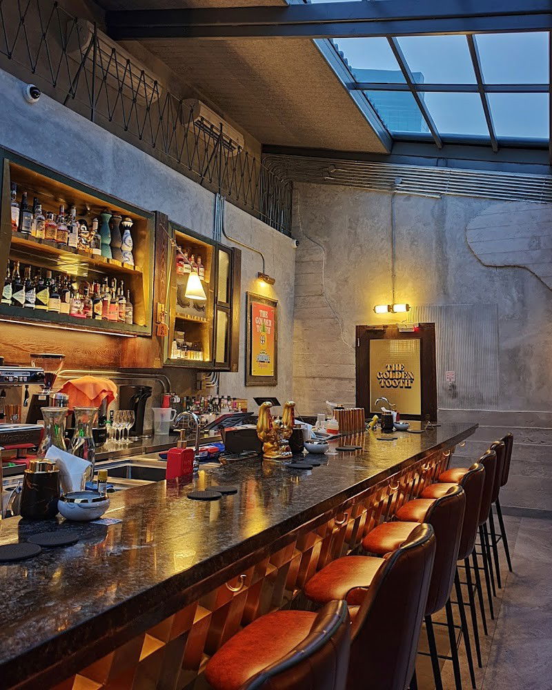 The Golden Tooth, Bar in Jakarta
