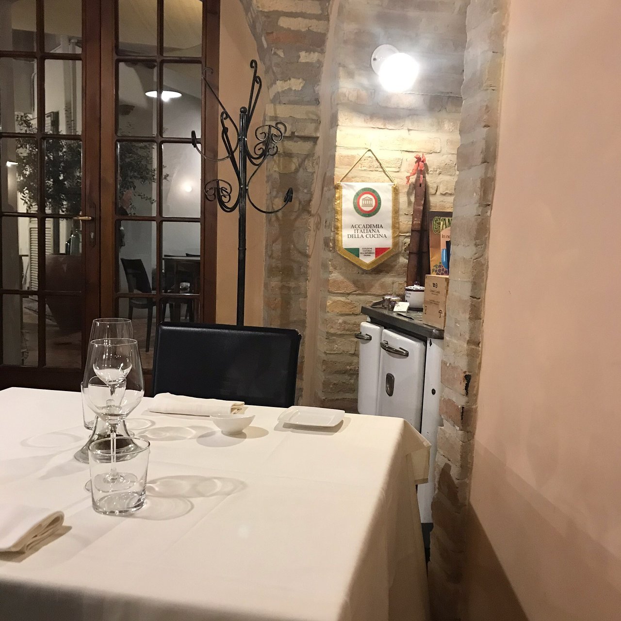 Osteria Ophis restaurant in Offida