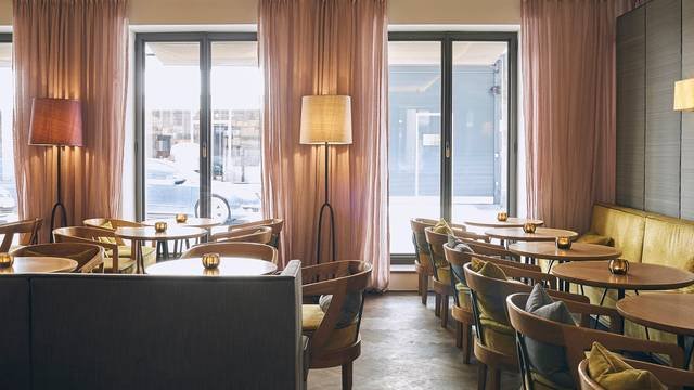 GRAPES Weinbar, Restaurant in Munich