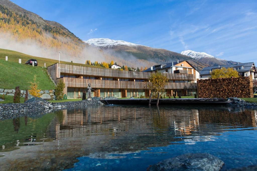 In Lain Hotel Cadonau, Hotel in Brail