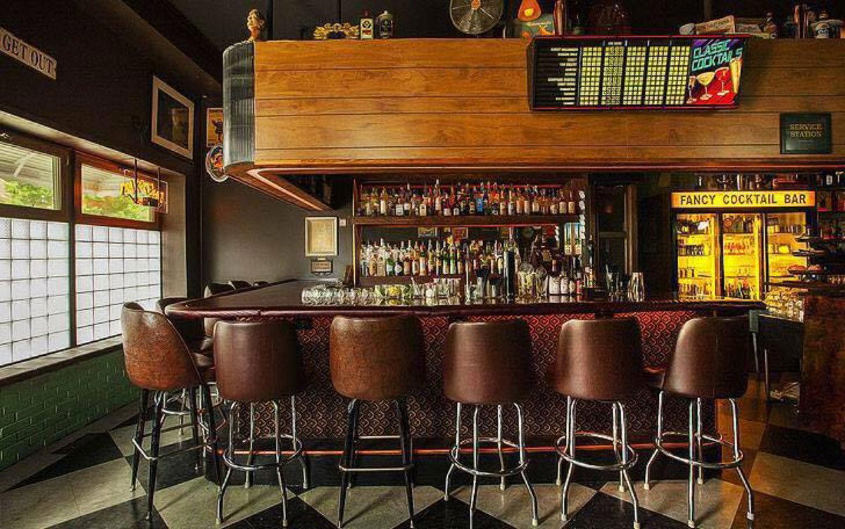 Best Intentions, Bar in Chicago
