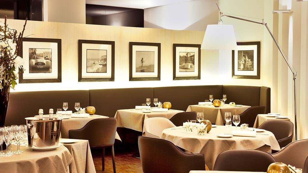 Les Deux restaurant in Munich, Germany