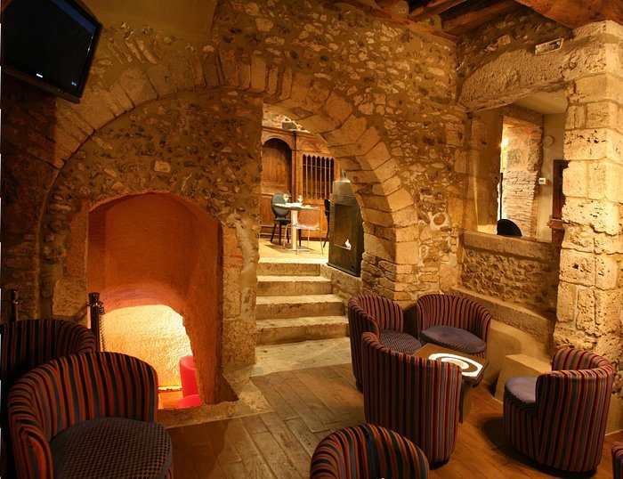 Le Parvis restaurant in Saintes, France