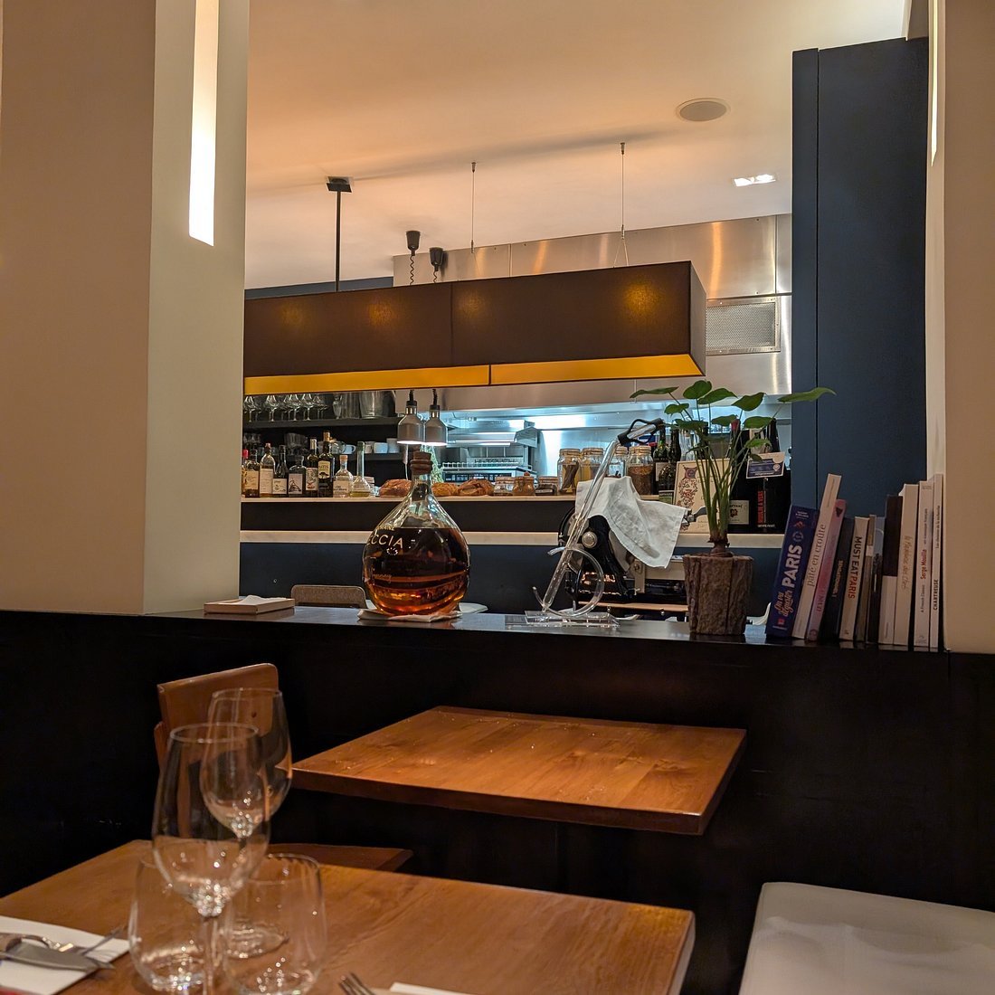 Le Mazenay restaurant in Paris, France