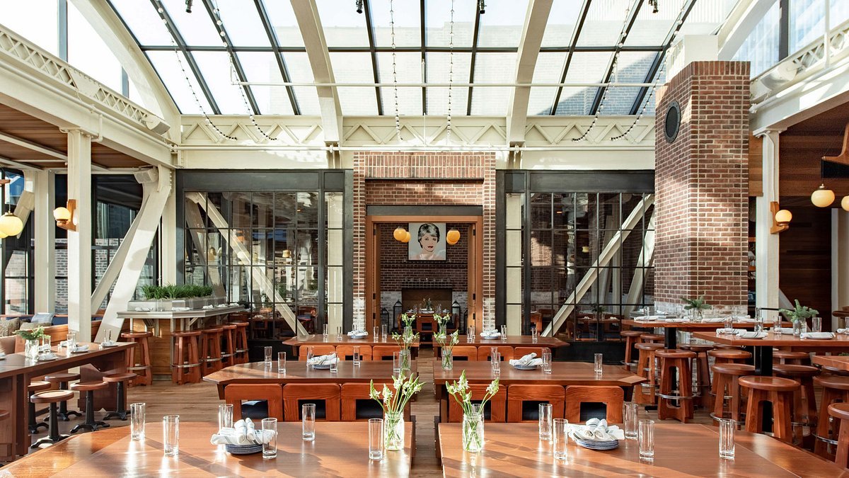 Small Cheval restaurant in Chicago, United States