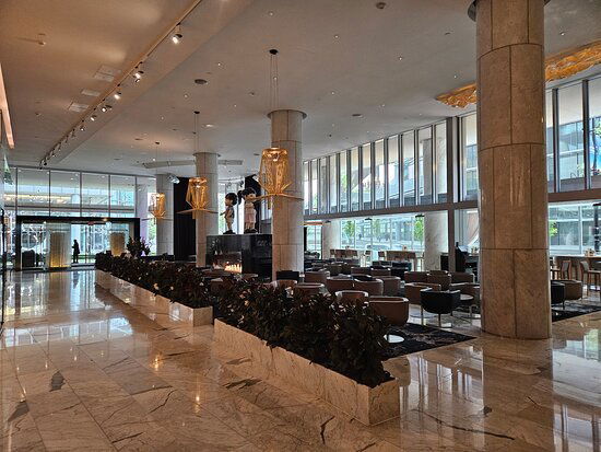 The Lobby Lounge & RawBar, Restaurant in Vancouver