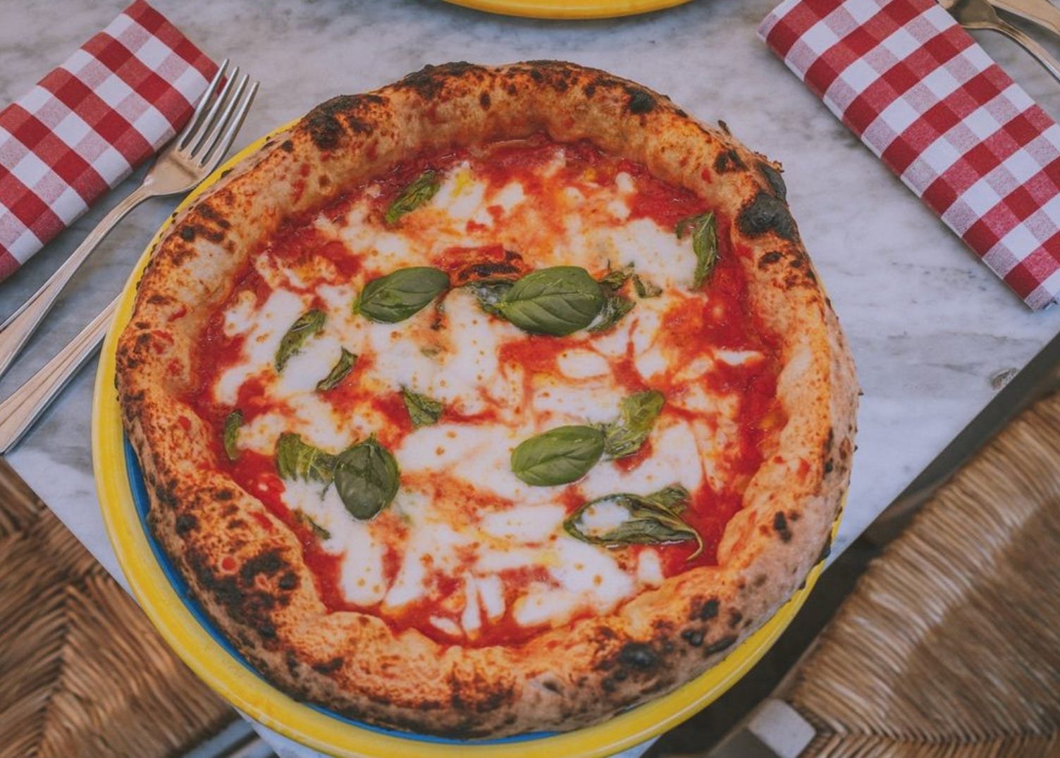 Pizzeria Oliva ai Tre Santi, Restaurant in Naples