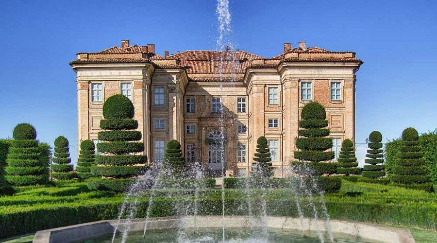 Castello di Guarene hotel in Guarene