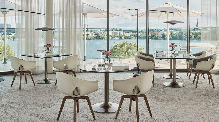 Lakeside restaurant in Hamburg, Germany