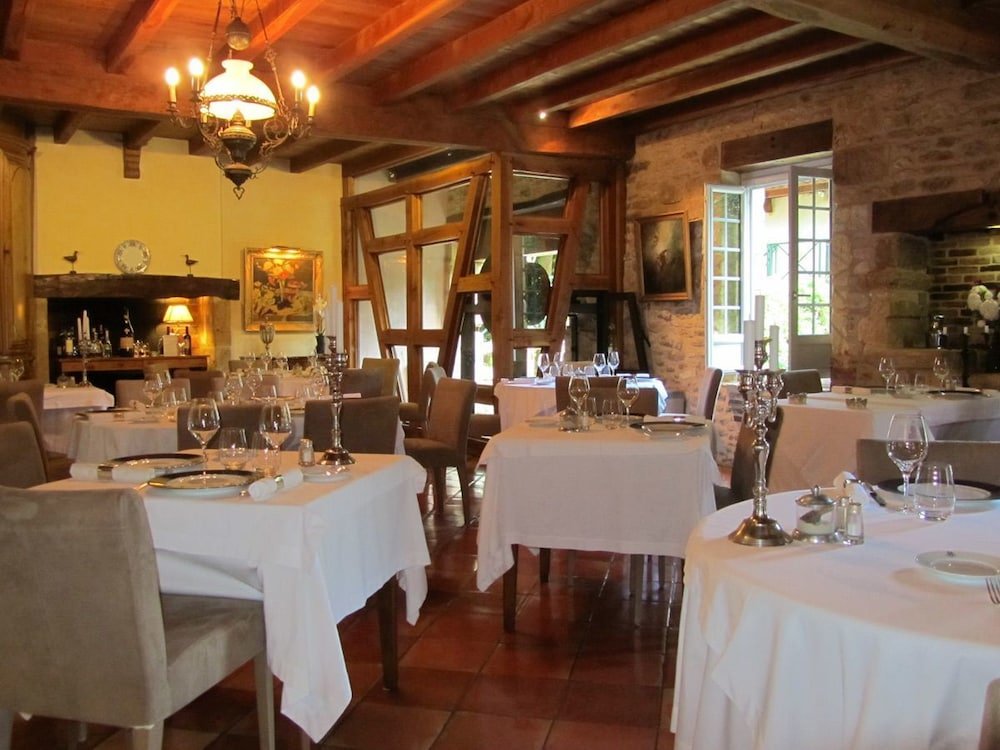 Le 1862 - Les Glycines restaurant in Les Eyzies-de-Tayac-Sireuil, France