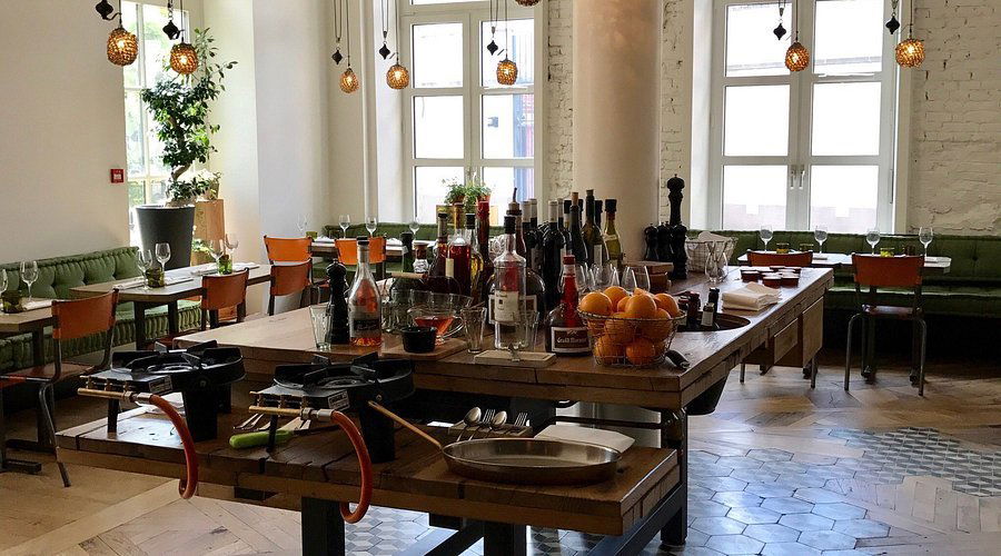 Anecdote, Restaurant in Paris